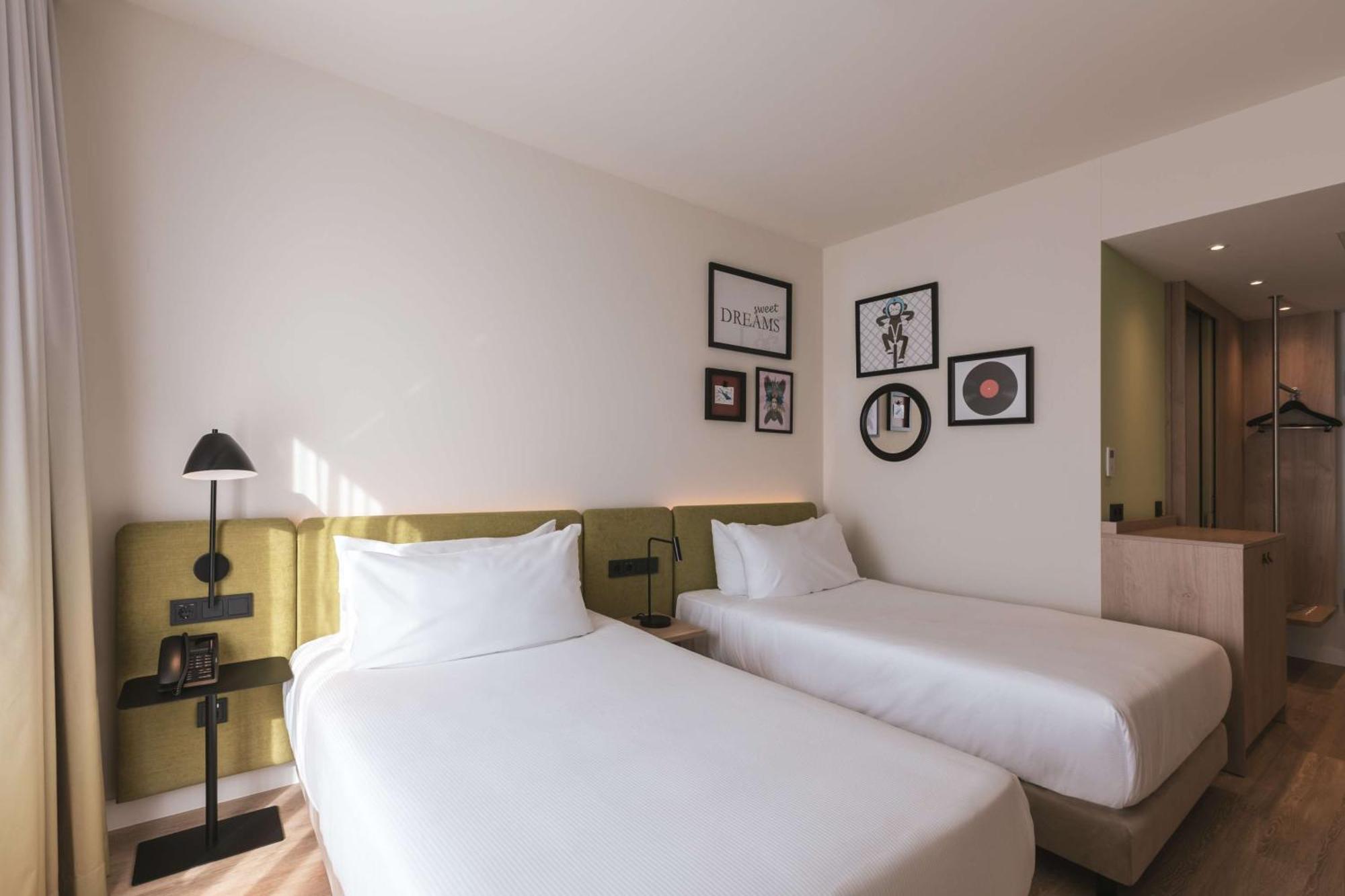 Отель Hampton By Hilton 3*